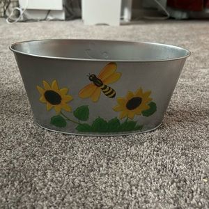 Never been used metal painted planter.